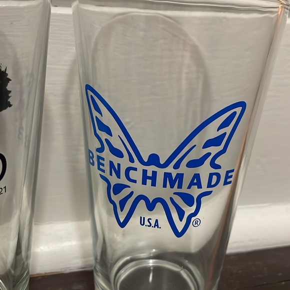 Bundle of 3 Vintage Beer Glasses - Saugatuck Brewing, Robin Hood, and Benchmade - Picture 5 of 5